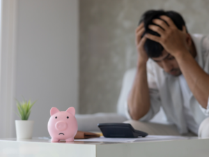 Manque, dettes, instabilité : les empreintes familiales sur notre relation à l’argent. Et si vos difficultés financières étaient liées à votre histoire familiale ?